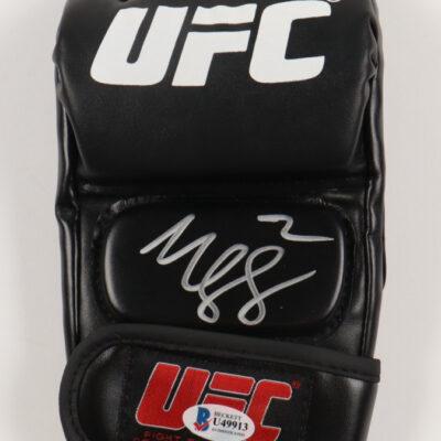 Khamzat Chimaev aláírt kesztyű (UFC)