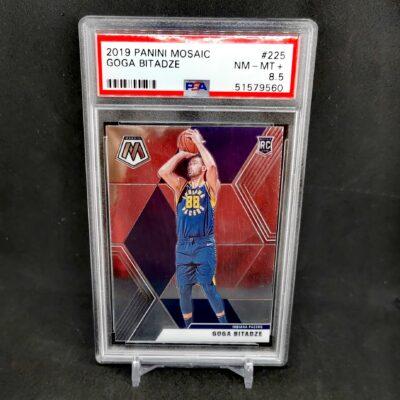 2019-20 Panini Mosaic #225 Goga Bitadze RC PSA 8.5 kosaras kártya