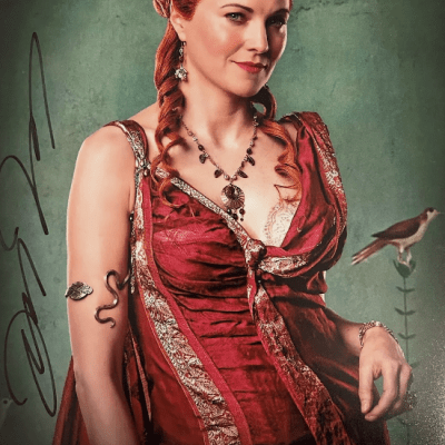 Lucy Lawless 8X10 aláírt fotó (Spartacus)