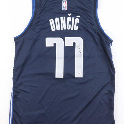 Luka Doncic aláírt Nike kosármez sötétkék Swingman (Mavericks)