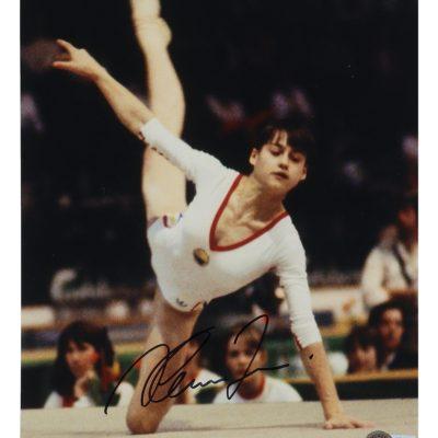 Nadia Comăneci 8X10 aláírt fotó (Tornász)
