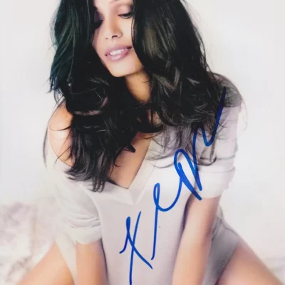 Freida Pinto aláírt 8X10 fotó (Glamour)